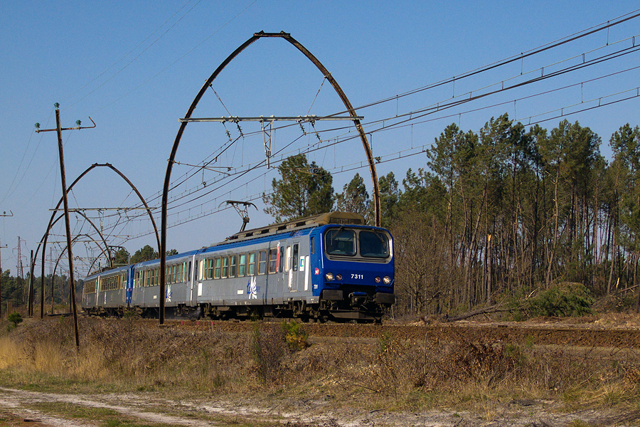 Dans les courbes au sud de Morcenx, voici la Z 7311 en tête de cette UM le 18.03.2009.jpg